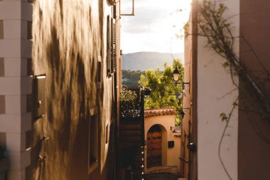 günbatımı gökyüzü arka plan, Cannes, Fransa ile eski şehir, eski binalar ile dar sokak