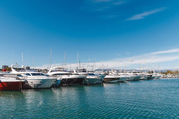 Yachts in harbour — Stock Photo, Image