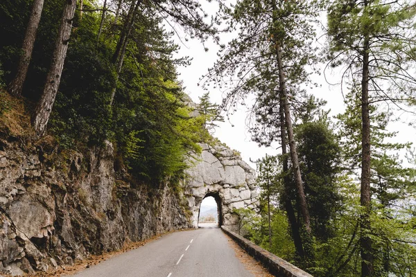 Straße mit Tunnel — Stockfoto