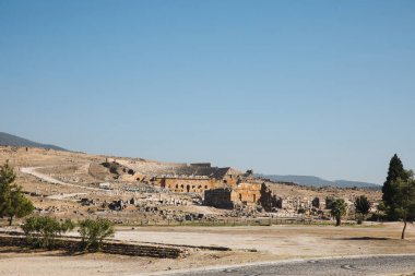 güzel mimari, kırsal yol ve dağlar ufukta pamukkale, Türkiye