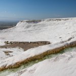 Vue spectaculaire sur les célèbres formations géologiques blanches de pamukkale, dinde