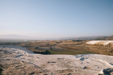 Beyaz kayalar ve pamukkale, Türkiye'nin güzel dağlarda görkemli manzara 