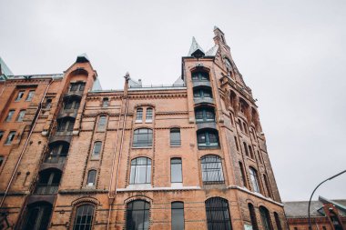 Binanın görüş açısı düşük ve hamburg city, Almanya gökyüzünde temizleyin