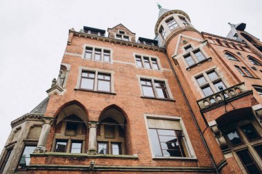 Binanın görüş açısı düşük ve hamburg city, Almanya gökyüzünde temizleyin