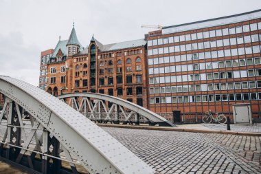 Köprü ve binalarda, Hamburg, Almanya eski depo şehir bölgesi ile kentsel manzara