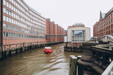 Hamburg, Almanya - Eylül 4, 2016: Kentsel sahne nehir ve eski depo şehir bölgesi de hamburg, Almanya