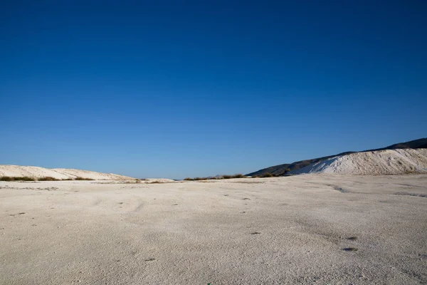 Spettacolare Paesaggio Tranquillo Con Rocce Bianche Calcare Nella Giornata Sole — Foto Stock