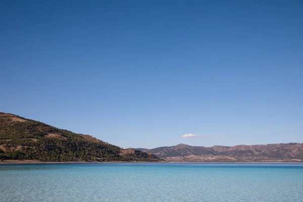 Montañas en la orilla — Foto de Stock