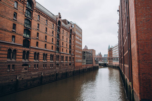 городская сцена со складом и городской рекой в Гамбурге, Германия
