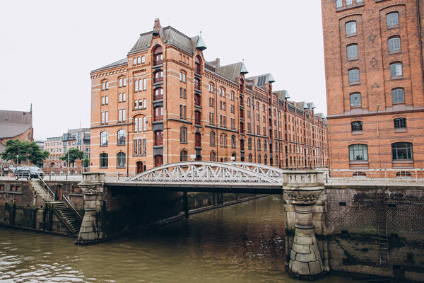 городская сцена со складом и городской рекой в Гамбурге, Германия
