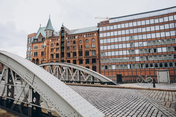 Köprü Binalarda Hamburg Almanya Eski Depo Şehir Bölgesi Ile Kentsel — Stok fotoğraf