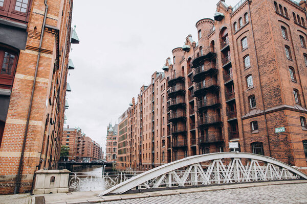 Мост и здания
