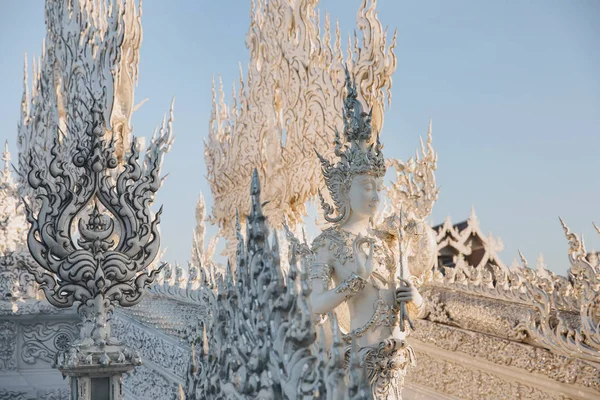 Hermosas estatuas decorativas y esculturas en el templo blanco de Wat Rong Khun, Chiang Rai, Tailandia - foto de stock