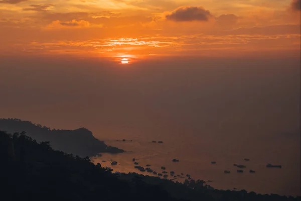 Bela paisagem cênica com paisagem marinha ao pôr do sol, ilha de Ko Tao, Tailândia — Fotografia de Stock
