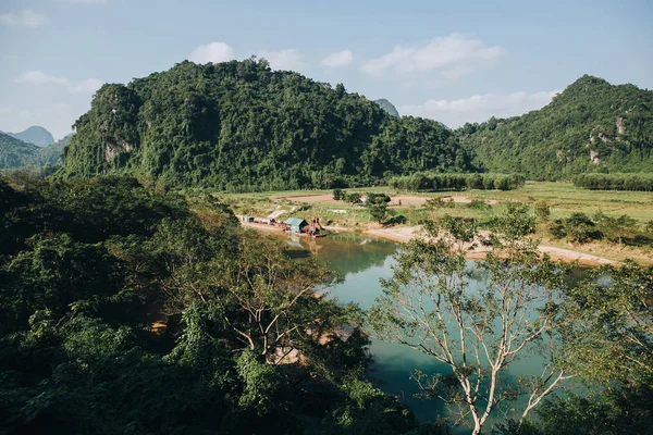 Rio e montanhas — Fotografia de Stock