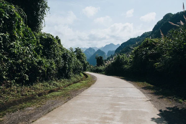 Route rurale dans de belles montagnes au parc national Phong Nha Ke Bang, Vietnam — Photo de stock