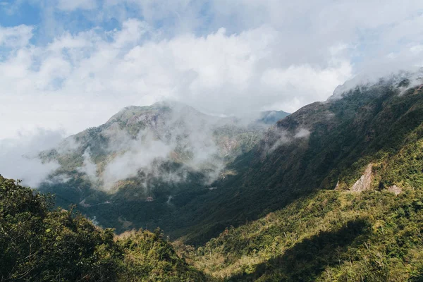 Гарний краєвид з зеленої рослинності на гори і хмарного неба в Sa ПА, В'єтнам — стокове фото
