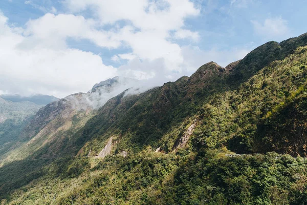 Bela paisagem com árvores verdes em montanhas e céu nublado em Sa Pa, Vietnã — Fotografia de Stock