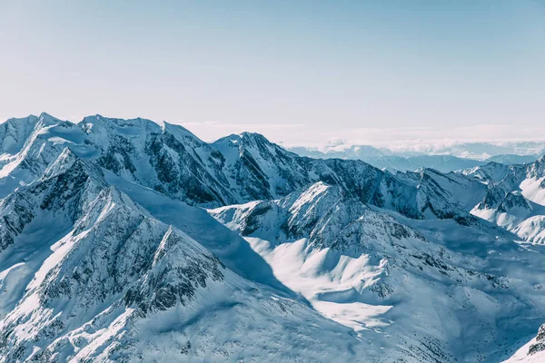 Majestosa paisagem com picos de montanha cobertos de neve na área de esqui mayrhofen, Áustria — Fotografia de Stock