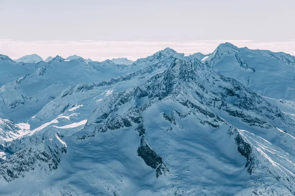 Majestätischer blick mit schneebedeckten bergen in mayrhofen, österreich — Stockfoto