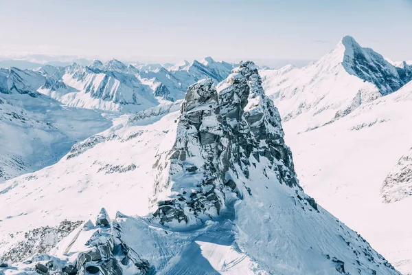 Hermosos picos de montaña cubiertos de nieve en la zona de esquí mayrhofen, austria - foto de stock