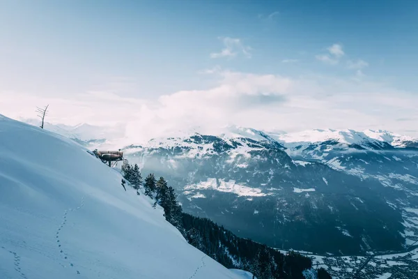 Hermosos picos de montaña cubiertos de nieve en mayrhofen, austria - foto de stock