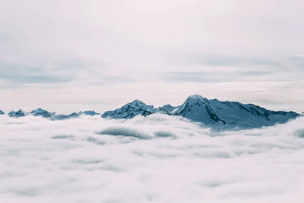 Хмари та піки — стокове фото