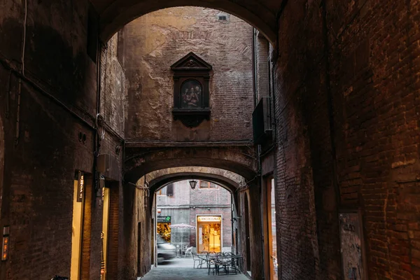 SIENNA, ITALY - 16 MAY 2016: Cafe in archway in historical quarter of Siena — Stock Photo