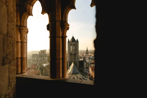 Vista através da janela antiga na bela paisagem histórica de Ghent, Bélgica — Fotografia de Stock