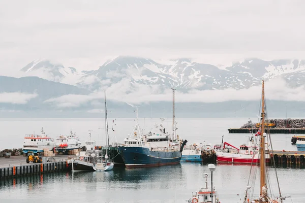 Schiffe im Hafen — Stockfoto