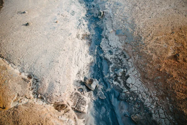 Vue de dessus de l'érosion dans les formations rocheuses à la source chaude en iceland — Photo de stock