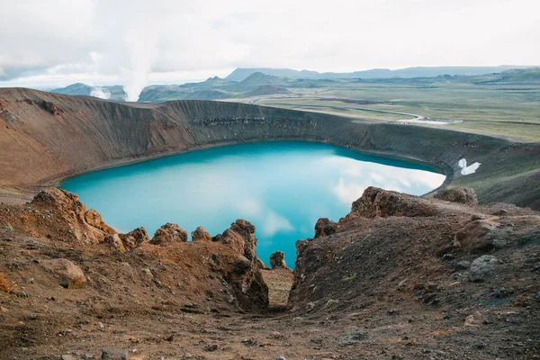 Lago volcánico - foto de stock