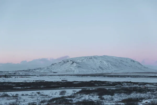 Bella scena naturale con montagne innevate e cielo all'alba, ghiandaia — Foto stock