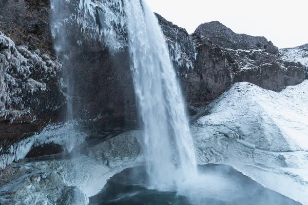 Cascada en invierno - foto de stock