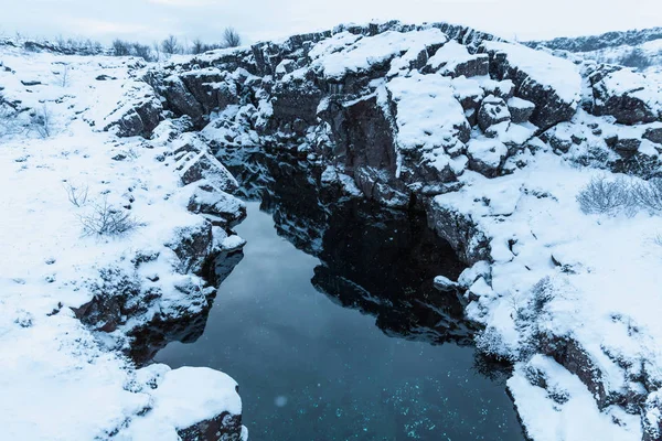 Rocas cubiertas de nieve - foto de stock