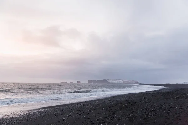 Magestic seacoast with wavy sea and cliffs, vik dyrholaey, reynisfjara beach, iceland — стоковое фото