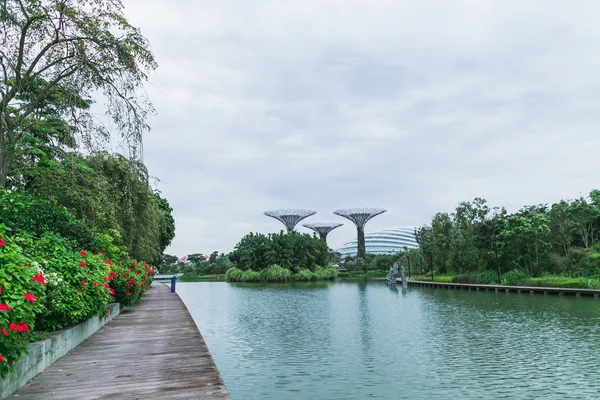 SINGAPORE - JAN 19, 2016: scenic view of metal monuments and city river — Stock Photo