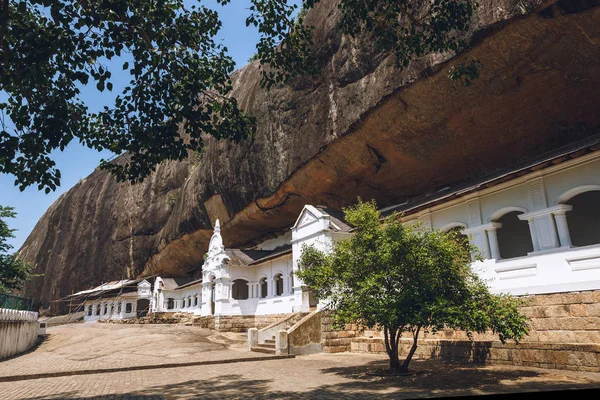 Живописный вид на здание с горой позади в dambulla, sri lanka — стоковое фото