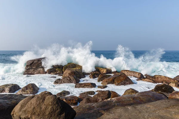 Wellen und Felsen — Stockfoto