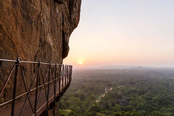 Puente en la montaña - foto de stock