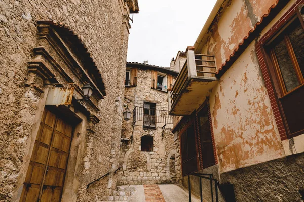 Blick von unten auf enge Gasse mit antiken Gebäuden in der Altstadt, peille, Frankreich — Stockfoto
