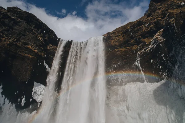 Regenbogen und Wasserfall — Stockfoto