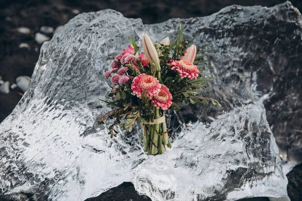Bouquet on ice — Stock Photo