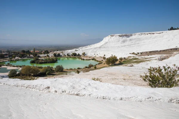 Majestuoso paisaje con famosas formaciones geológicas blancas y piscina en pamukkale, pavo - foto de stock