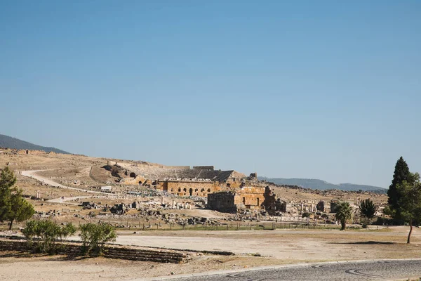 Beautiful architecture, rural road and mountains on horizon in pamukkale, turkey — Stock Photo