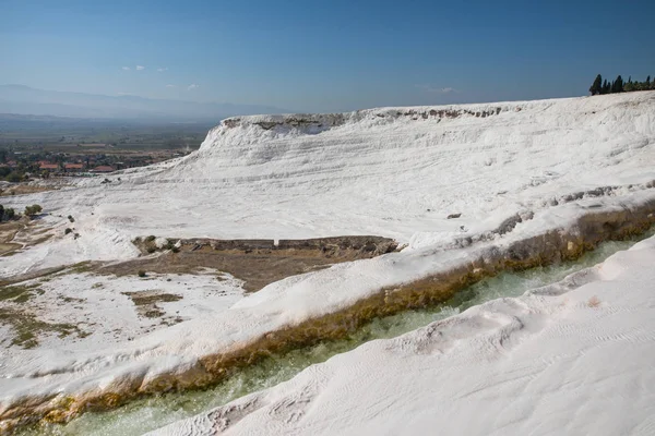 Vue spectaculaire sur les célèbres formations géologiques blanches de pamukkale, dinde — Photo de stock