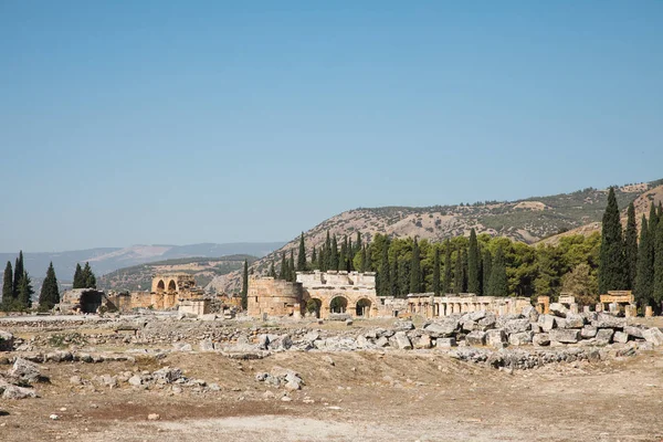 Beautiful ancient architecture and mountains behind in pamukkale, turkey — Stock Photo