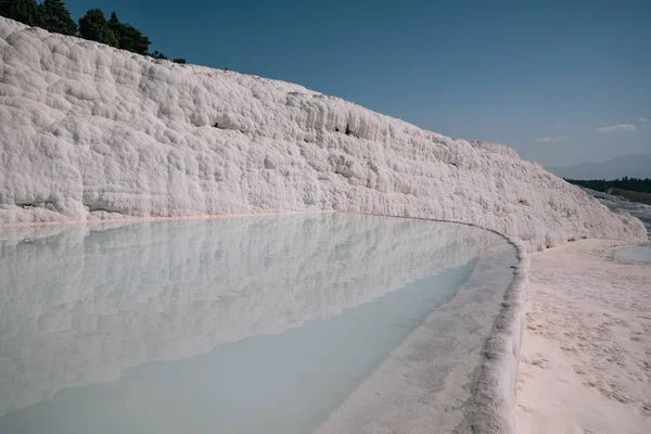 Piscina e rocce — Foto stock