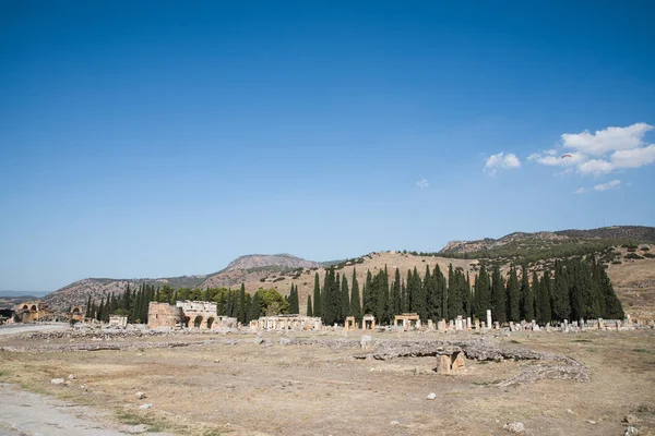 Vue spectaculaire sur les ruines antiques dans le célèbre pamukkale, dinde — Photo de stock