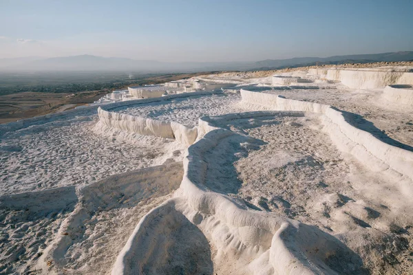 Schöne natürliche Ansicht der berühmten weißen Felsen in Pamukkale, Türkei — Stockfoto